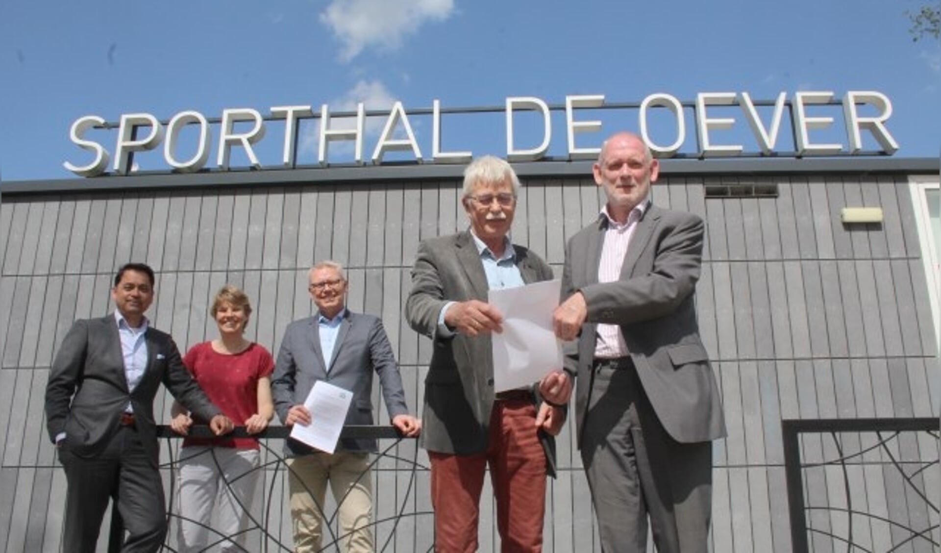 'Henk en Henk' van KNIJ zijn - met de andere ondertekenaars - blij met de intentieovereenkomst. (Foto: Lysette Verwegen)