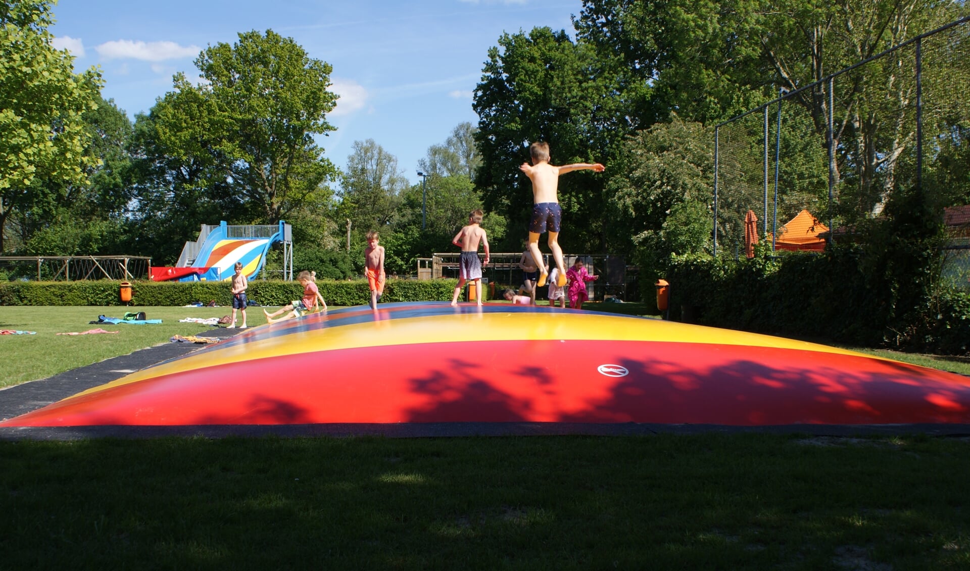 • Sinds kort heeft Bijtelskil een air trampoline.