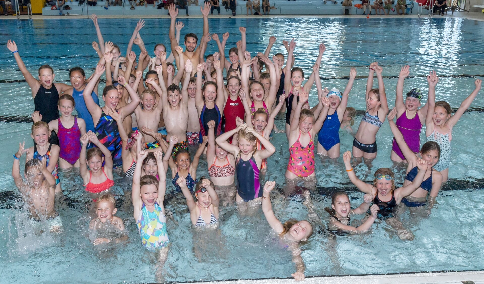 • Een groepsfoto van de deelnemers aan de schoolzwemkampioenschappen.