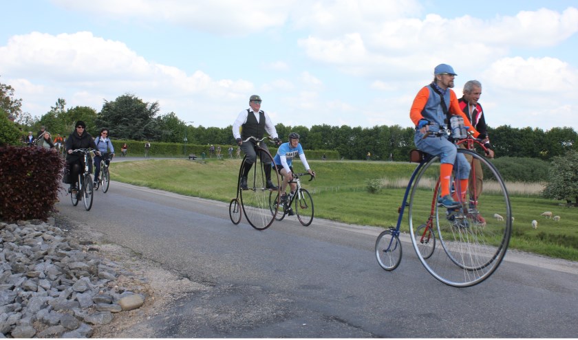 • De hoge bi's op de dijk bij Well. Op de racefiets Eelco Spronk, één van de organisatoren.