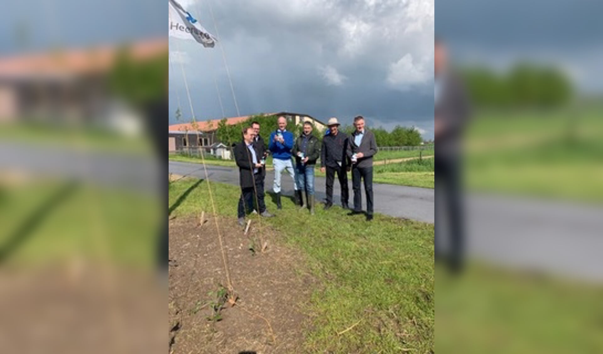 • Het college van B&W nam 'De Zoen van Woudrichem' in ontvangst bij de hopkuil van Landgoed Kraaiveld.