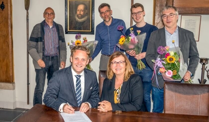 De ondertekening van het startdocument van de Arminiusstichting. (Foto: Wil van der Heiden)  