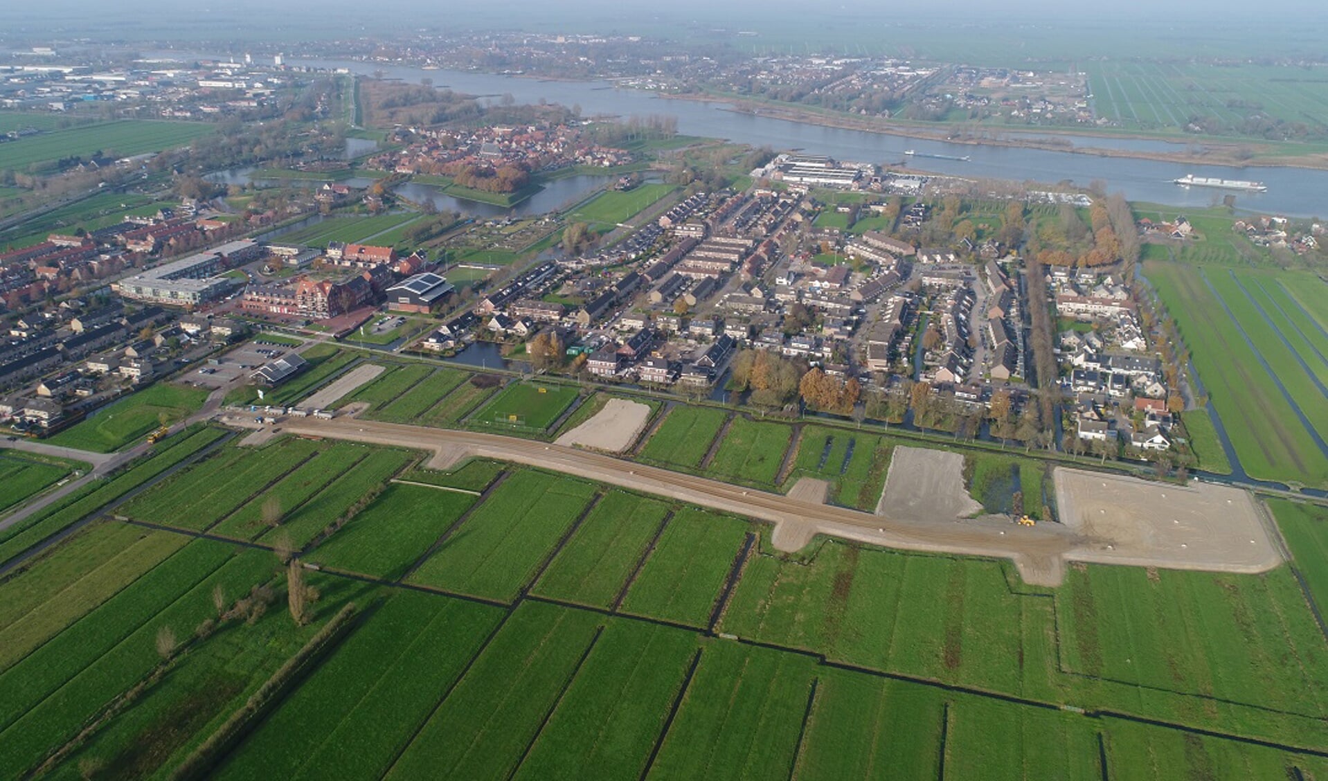 • De woningen moeten komen op de weilanden op de voorgrond.