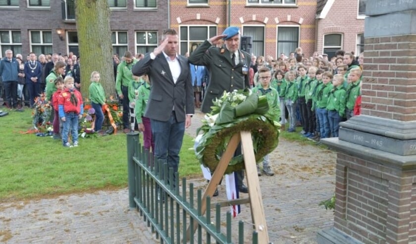 Krans- en bloemlegging bij het monument.
