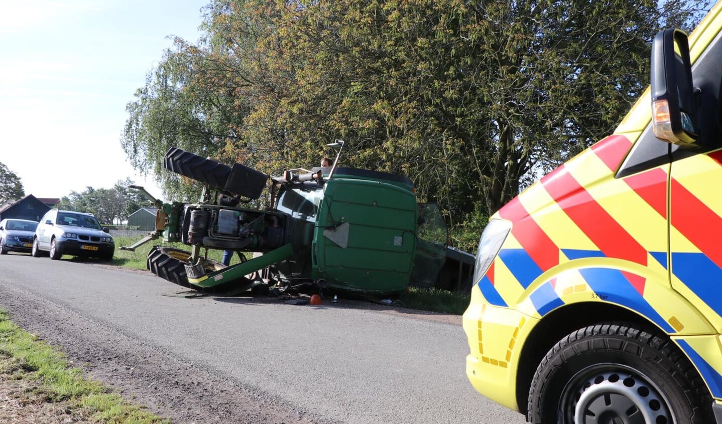 • Bij een ongeval aan de Midgraaf in Almkerk belandde een tractor op zijn kant.