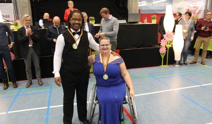 • Dexter en Nancy Miguel met hun medaille.