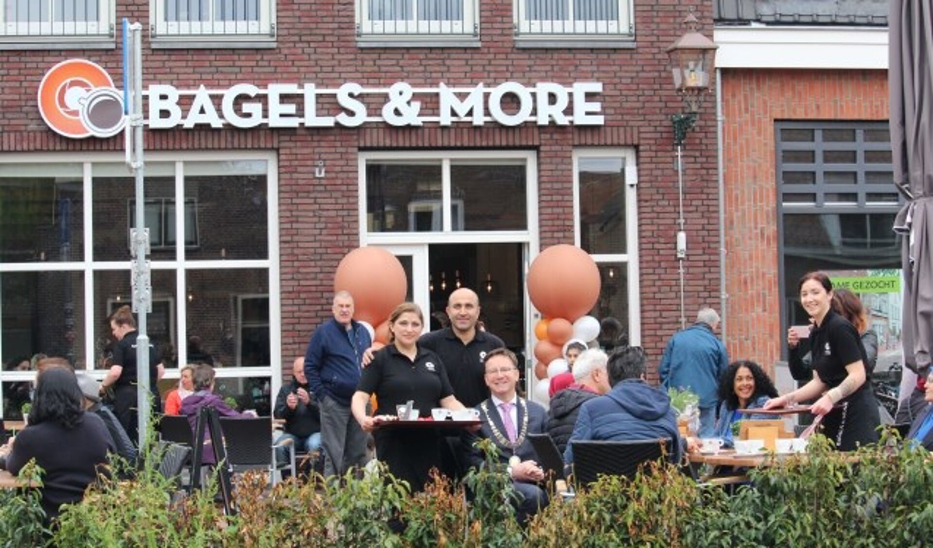 Burgemeester Van Domburg genoot na de openingshandeling van zijn eerste kopje koffie op het terras en beloofde vaker terug te komen. (Foto: Lysette Verwegen)