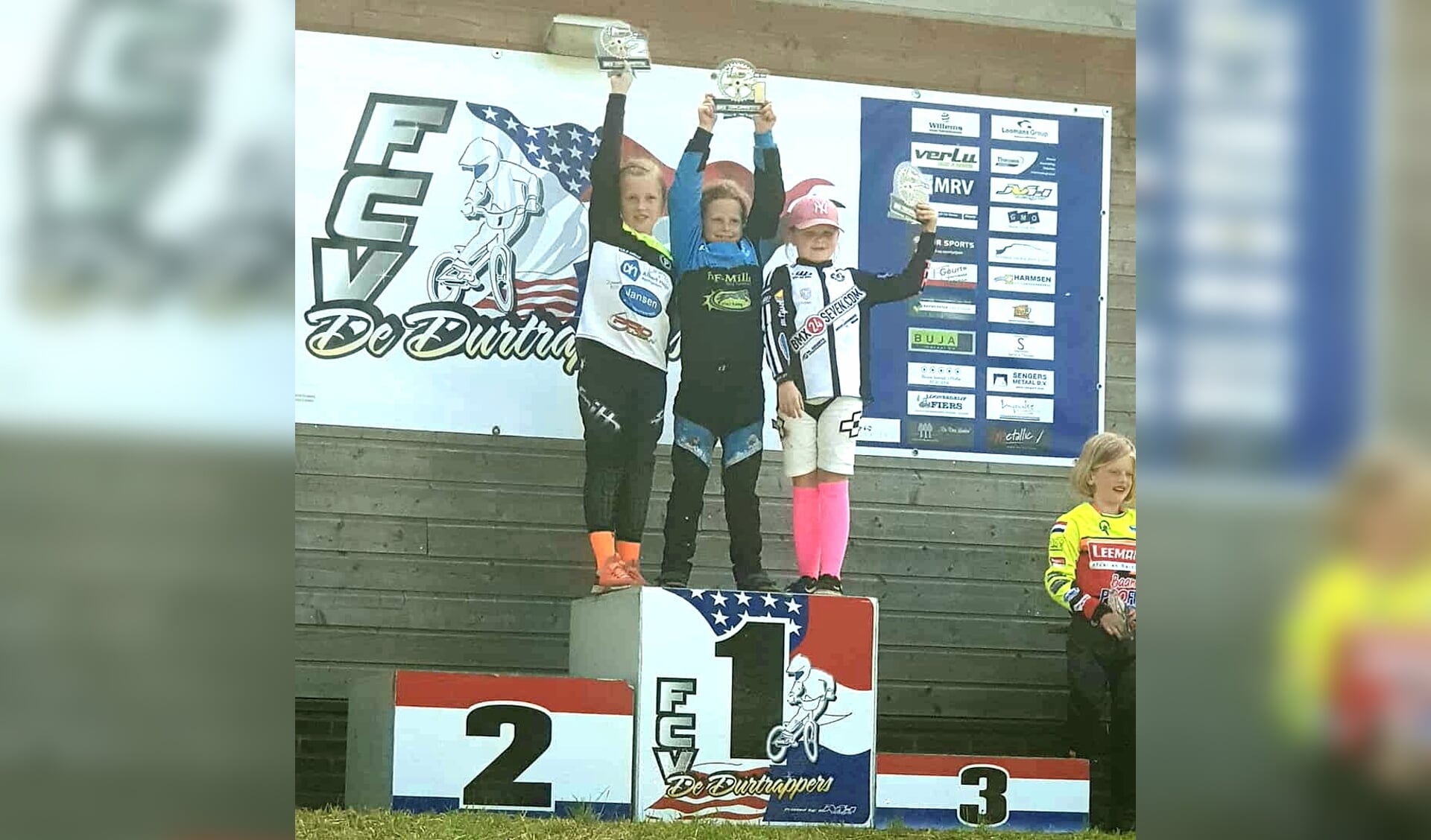 • Hailey de Wit (in het blauw-zwart) won zondag de topcompetitie in haar leeftijdscategorie.