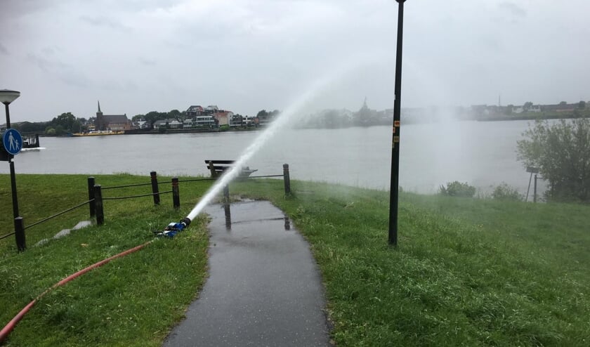 • Het water wordt de Lek in gespoten.