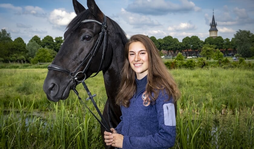 • Elise Otto met haar paard Coffee IJs.