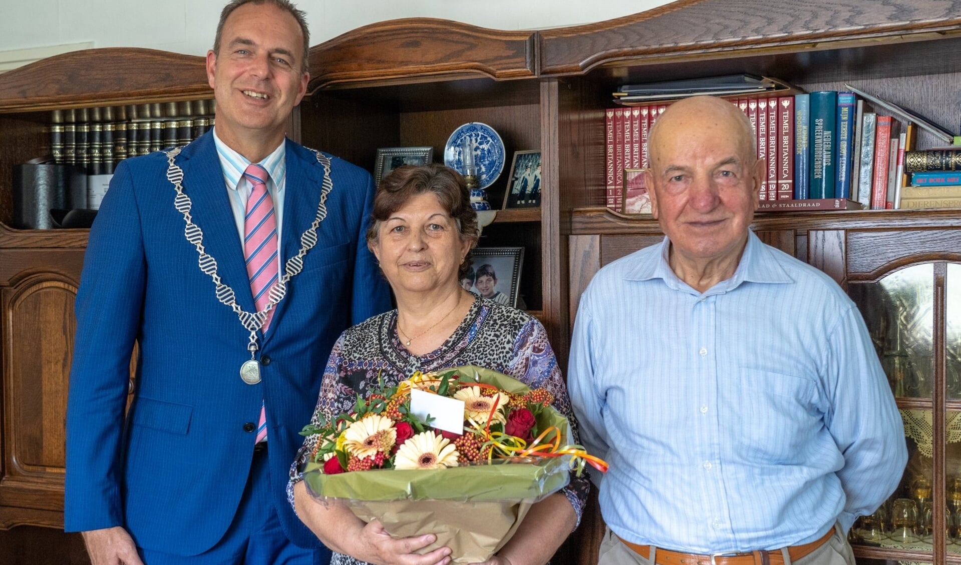 • Echtpaar Ahmetoglou met burgemeester Paans.