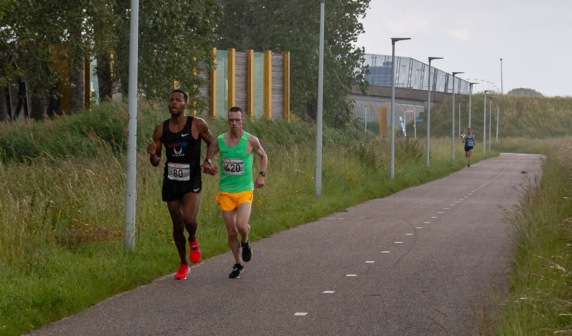 • Colin Bekers en Nixon Fernandes, met 100 meter daarachter Maarten van Zetten. 
