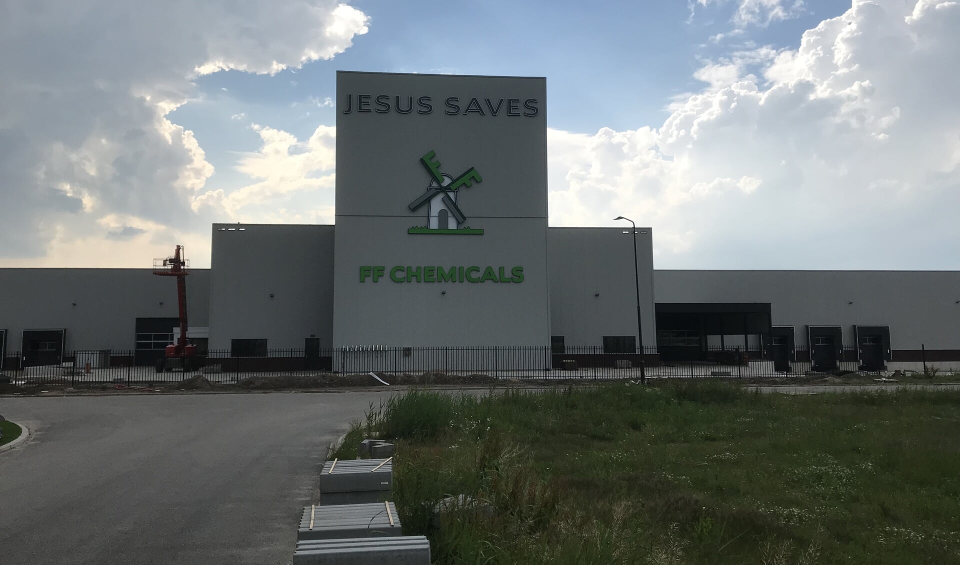 Het pand van FF Chemicals in Werkendam met daarop de tekst 'Jesus saves'.