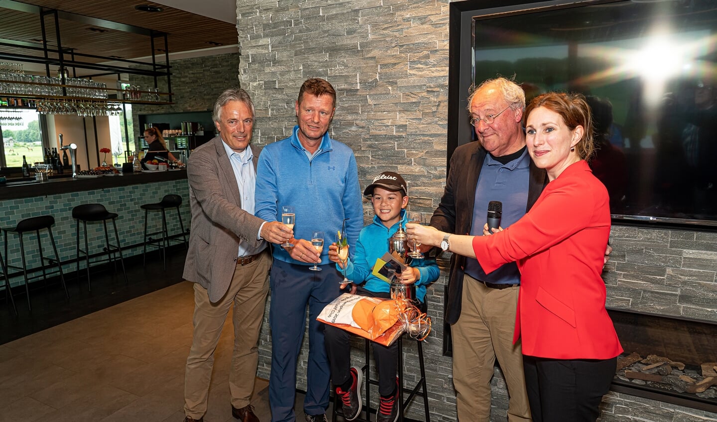 Huldiging Youp Orsel die Europees golfkampioen in de categorie jongens tot 8 jaar is geworden 