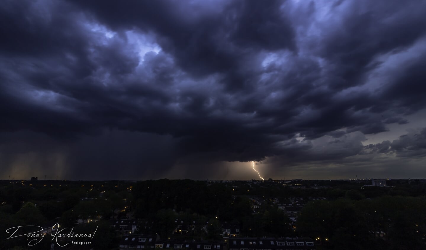 • Onweersbui boven Dordrecht op 4 juni 2019.