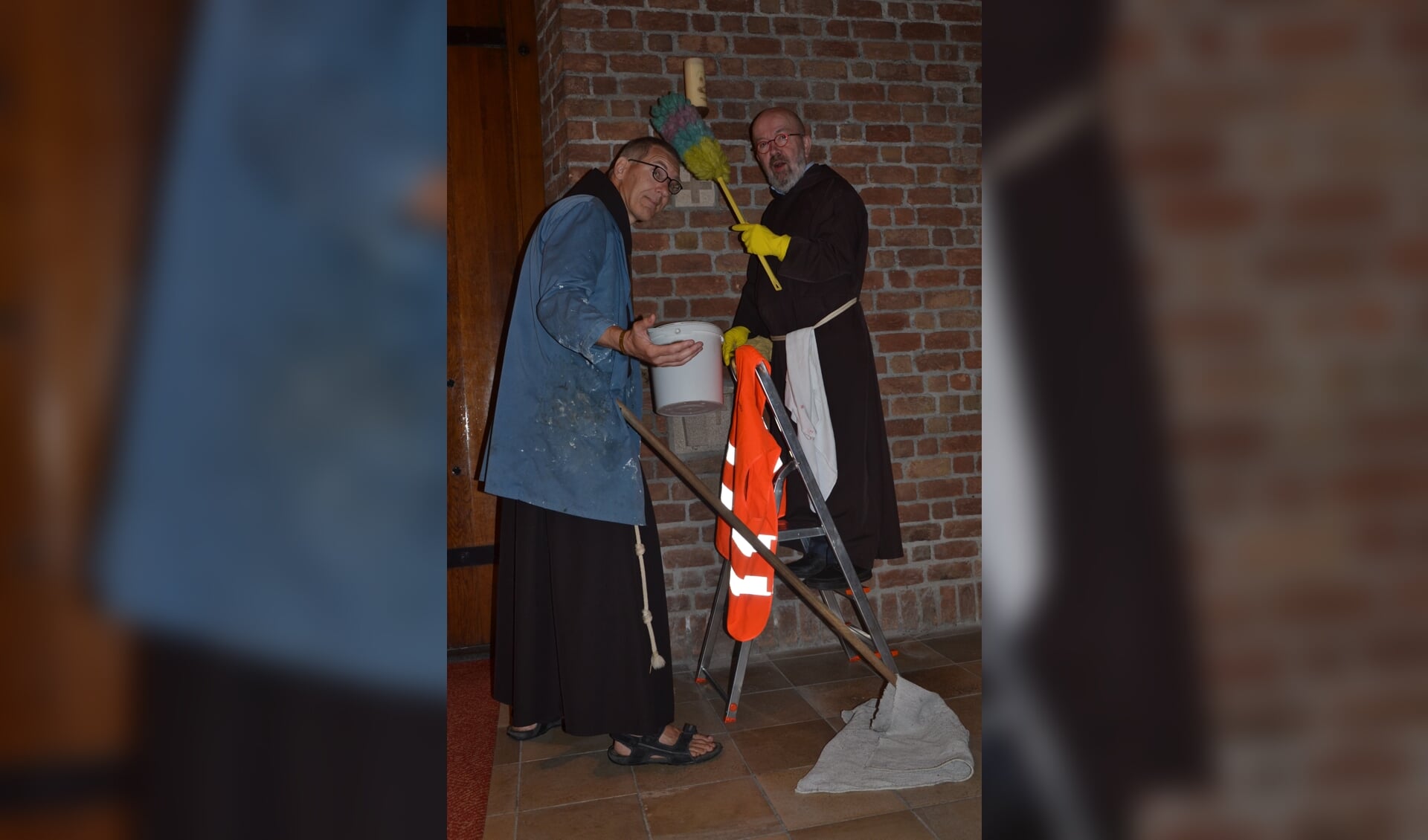 • Pastoor Ronald Putman (links) en pastor Bertus Bus kunnen het schoonmaakwerk er niet bij hebben.