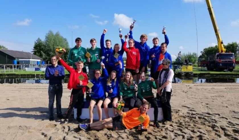 De winnaars van de JEVA-bokaal in Polsbroekerdam op het erepodium.Favorieten maakten hun reputatie waar, maar er waren ook verrassingen. (Foto: PB Holland)