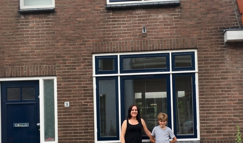 • Rebekka met oudste zoon Aart voor hun stadswoning.
