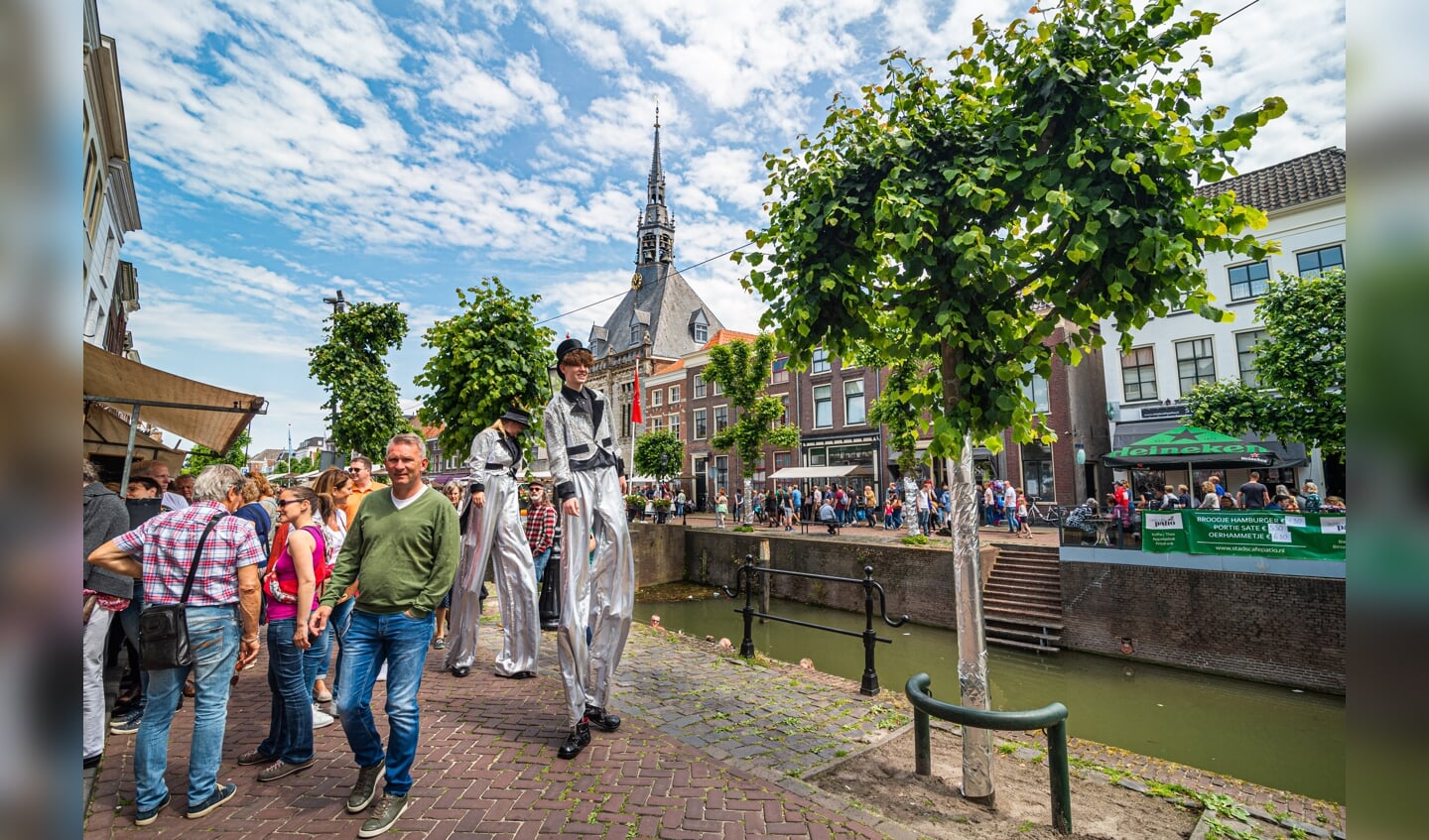 Steltlopers trokken veel bekijks tijdens de Nationale Zilverdag in Schoonhoven.