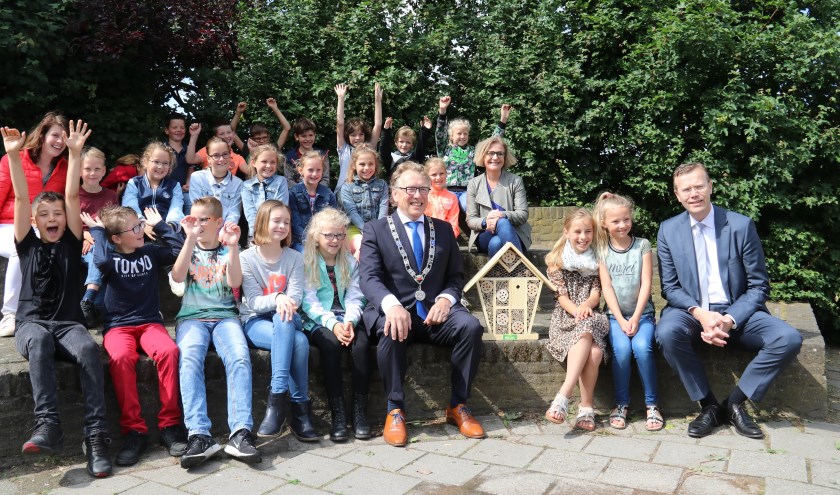 • De kinderen van de Kievitsheuvel met vooraan burgemeester Harry Keereweer (met ambtsketen) en uiterst rechts FruitMasters-directeur Kees de Kat.