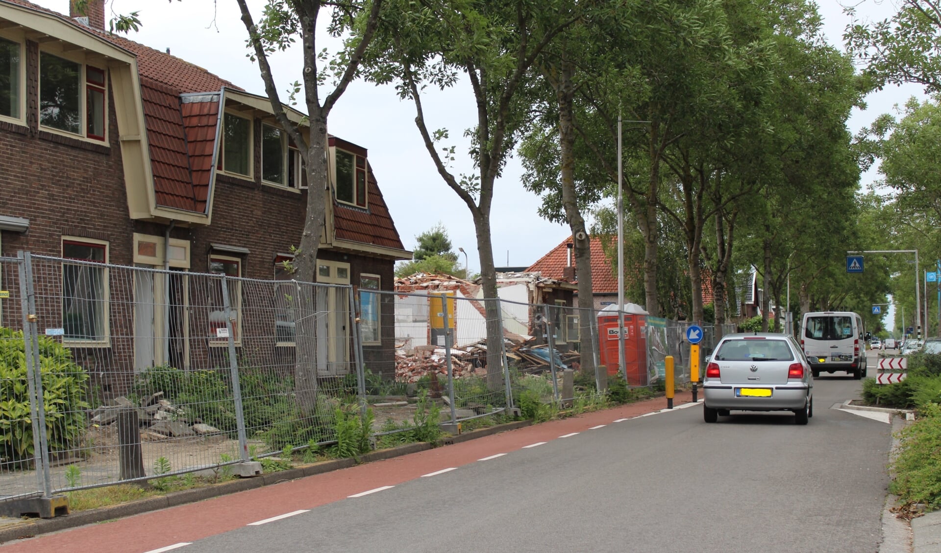 • De Kerkweg in Lekkerkerk. Links de te slopen huurwoningen. 