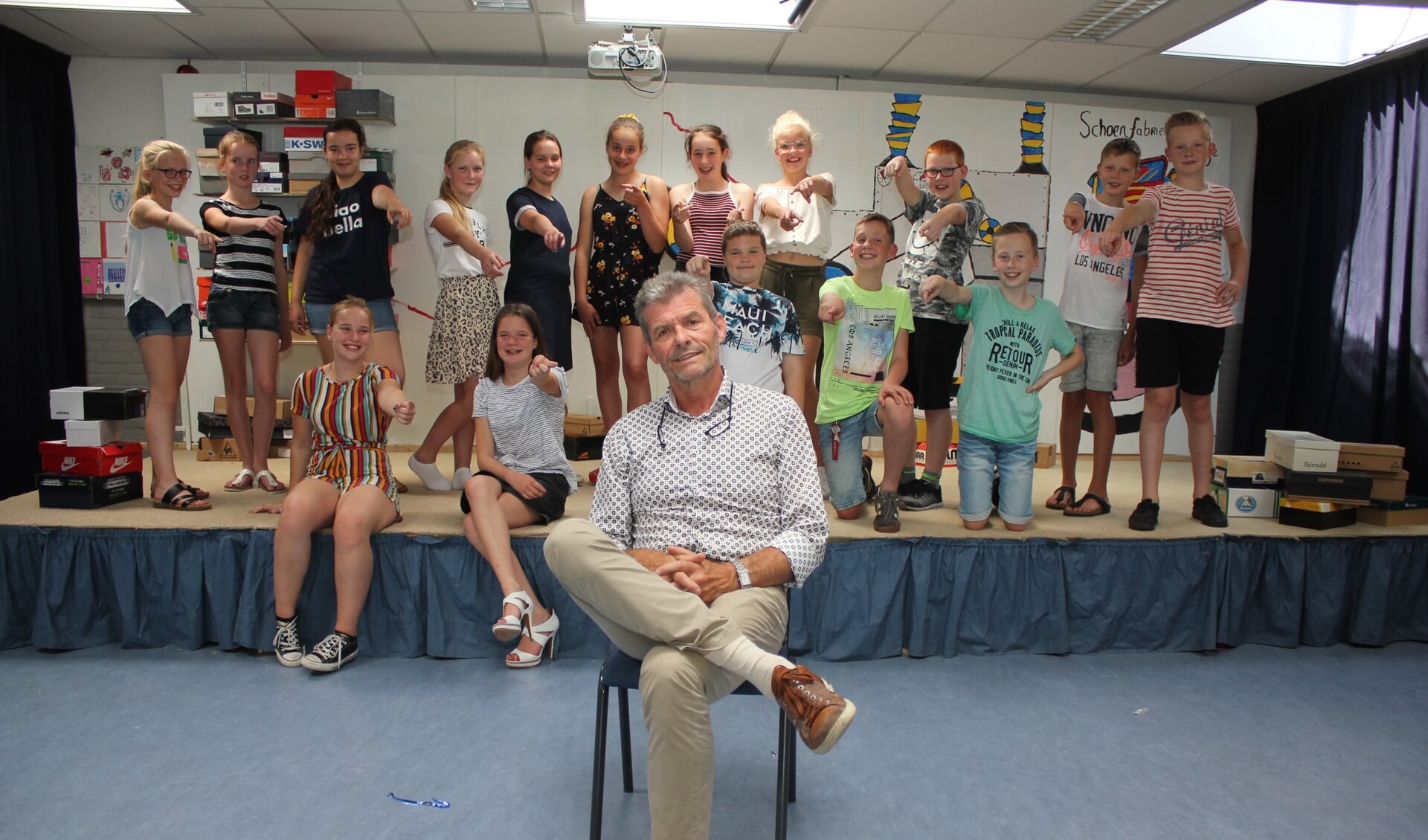 • Meester Gijs Verhoeks met groep 8 tijdens de repetitie voor de musical. Niet alle kinderen konden bij het fotomoment aanwezig zijn.