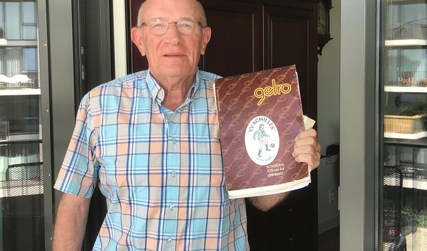 Oud-trainer Cor Kamp bewaart zijn herinneringen in een plakboek.