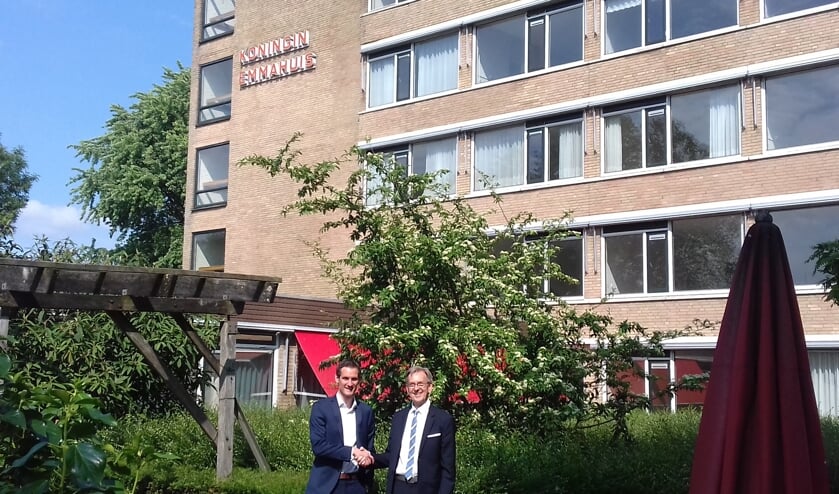 • Tom Huijben, assetmanager Woonzorg Nederland (l) en Kees Schetters, bestuurder Huis ter Leede voor het oude Emmahuis.