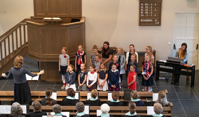 • In Schoonrewoerd werd een koor- en samenzangavond gehouden.