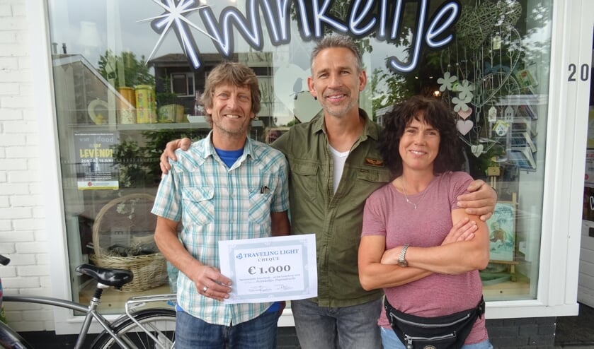 • De overhandiging, met v.l.n.r. Jan Verschoor (voorzitter Traveling Light), Teus Donk en Cora Donk (eigenaresse Twinkeltje).