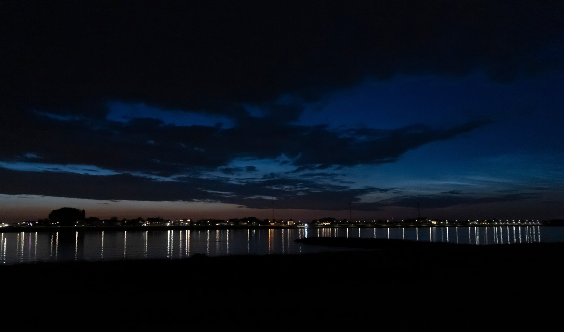 • Lichtende nachtwolken boven de Merwede.
