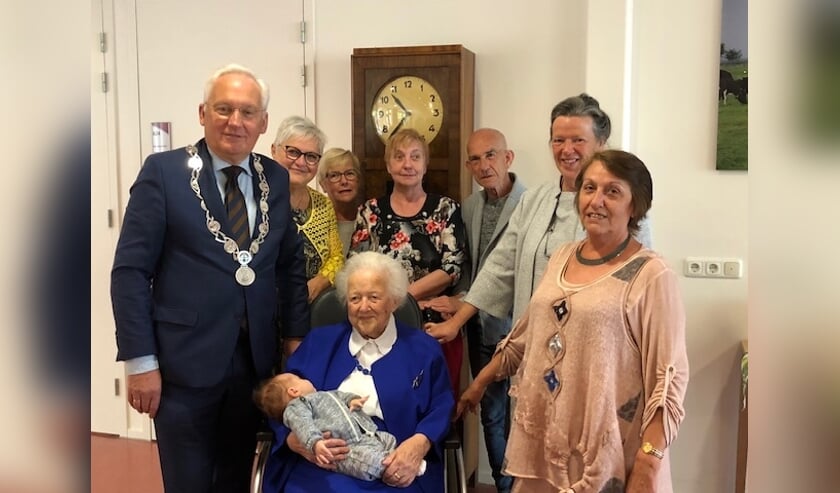 • Mevrouw Blootshoofd met het burgemeestersechtpaar en enkele familieleden.