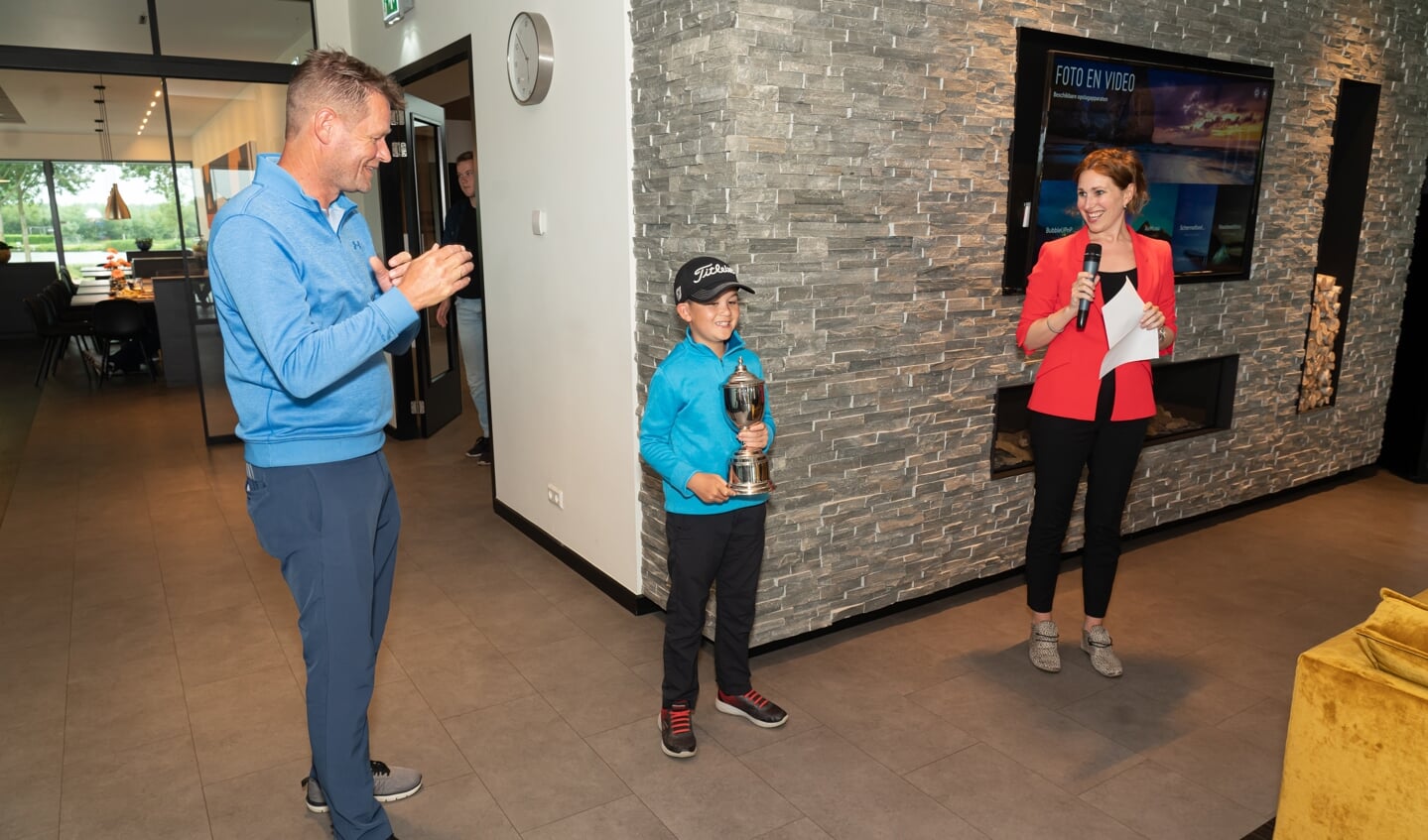 Huldiging Youp Orsel die Europees golfkampioen in de categorie jongens tot 8 jaar is geworden 