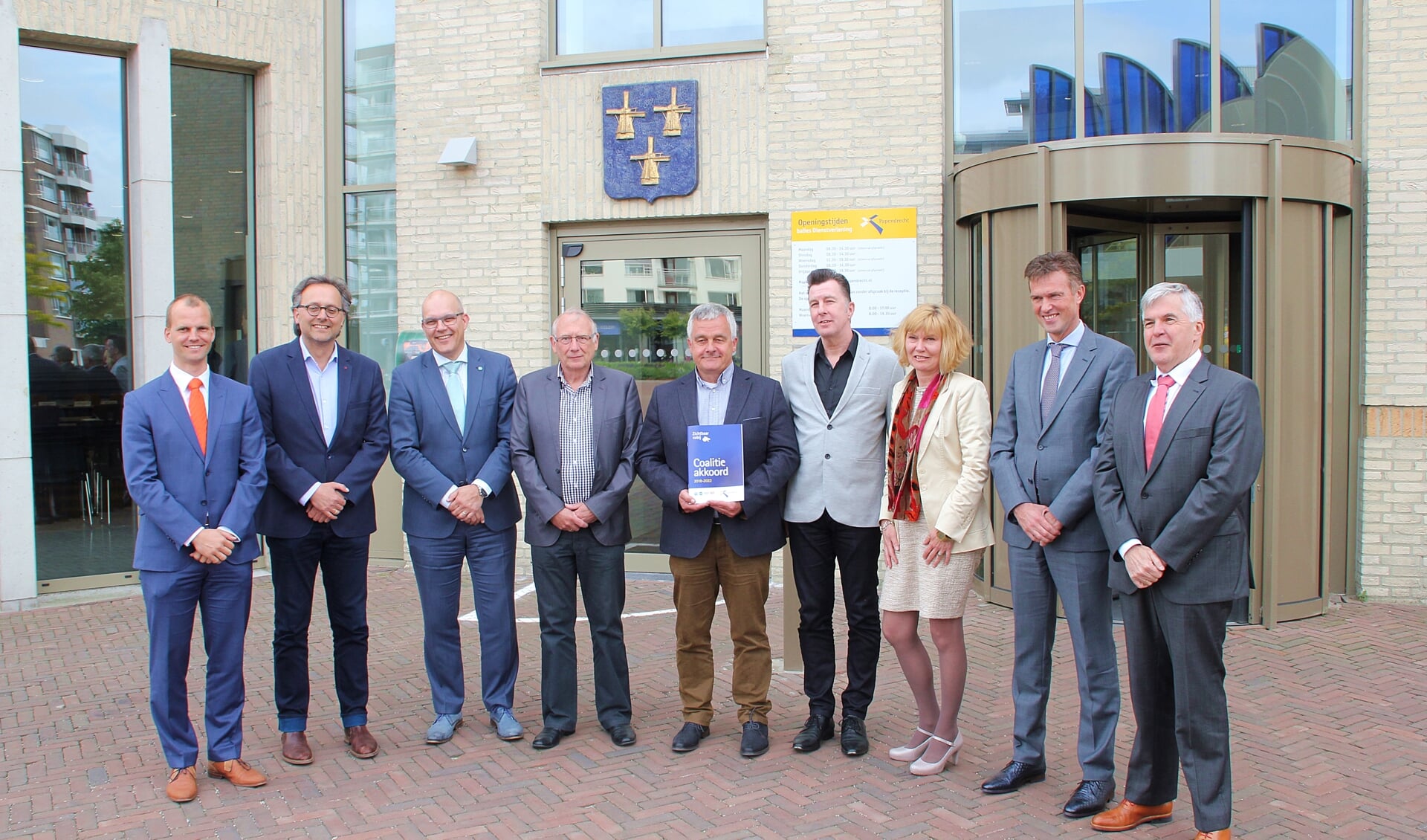 • Het gemeentebestuur en de fractievoorzitters van Papendrecht tijdens de presentatie van het collegeprogramma vorig jaar.