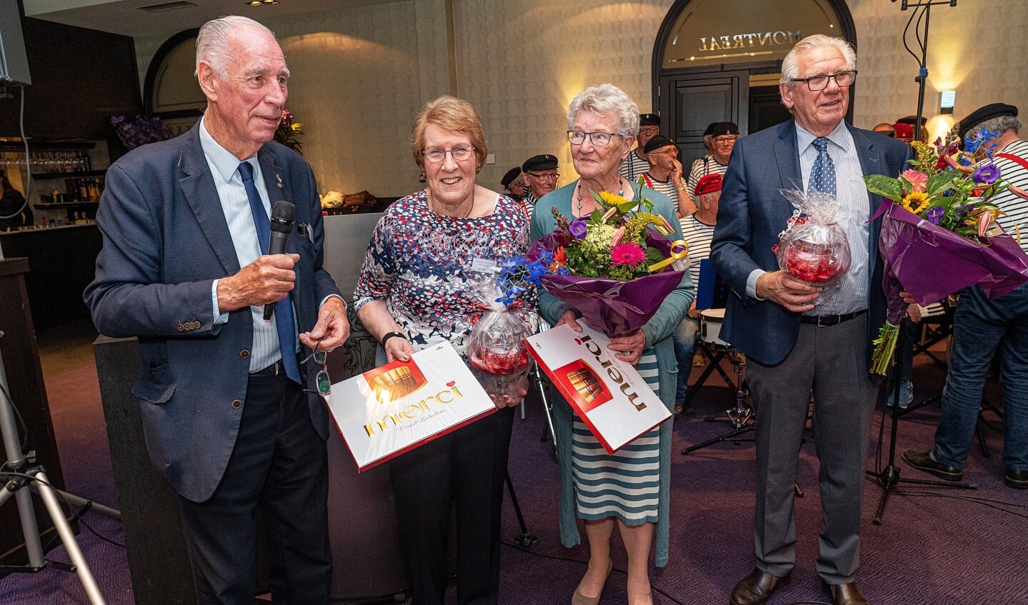 Arie Kooijman draagt  na 60 jaar de voorzittershamer van stichting Ouderenreis Vianen-Hagestein over aan Joke den Hartog