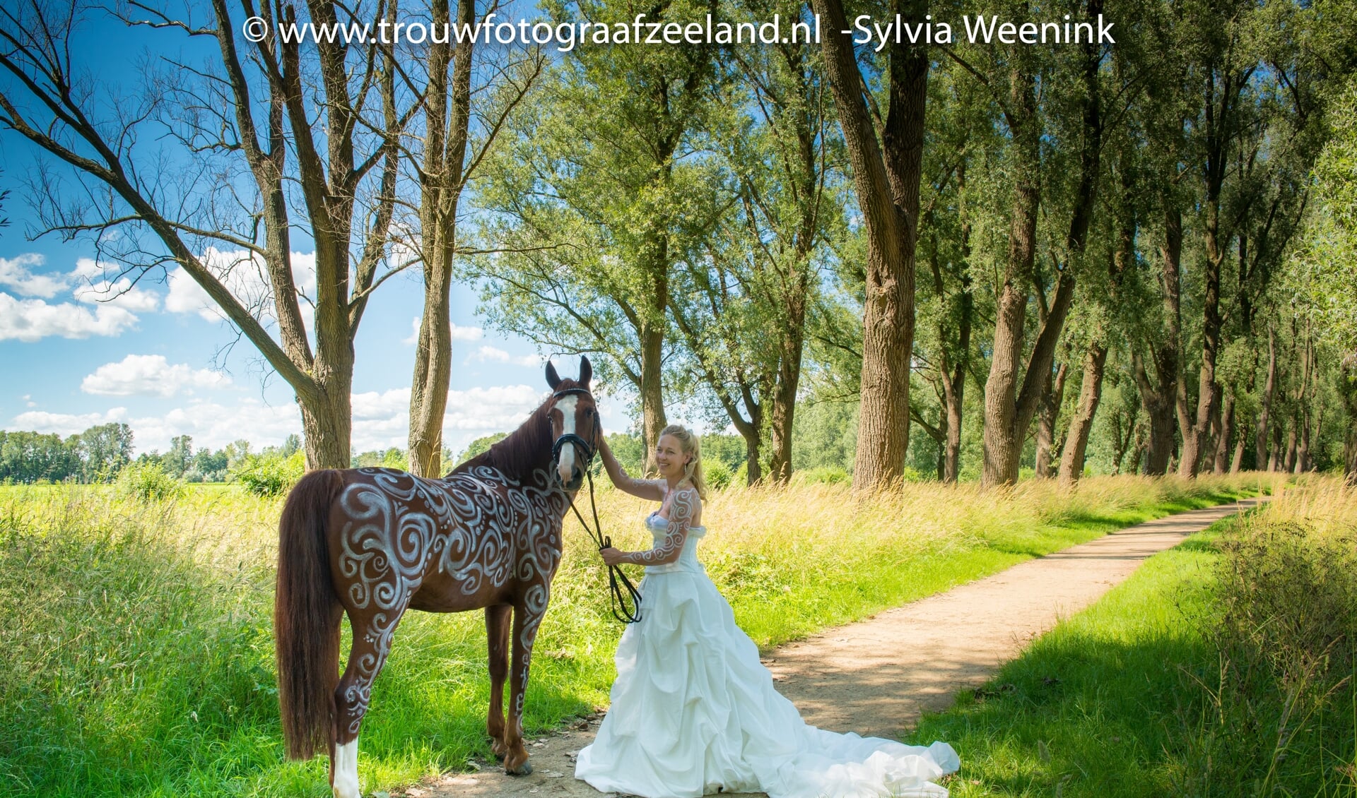• Paard Gaya en bruid Carin in het Almbos.