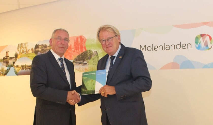 • Bert Snoek (links) overhandigt de profielschets aan Commissaris van de Koning Jaap Smit.