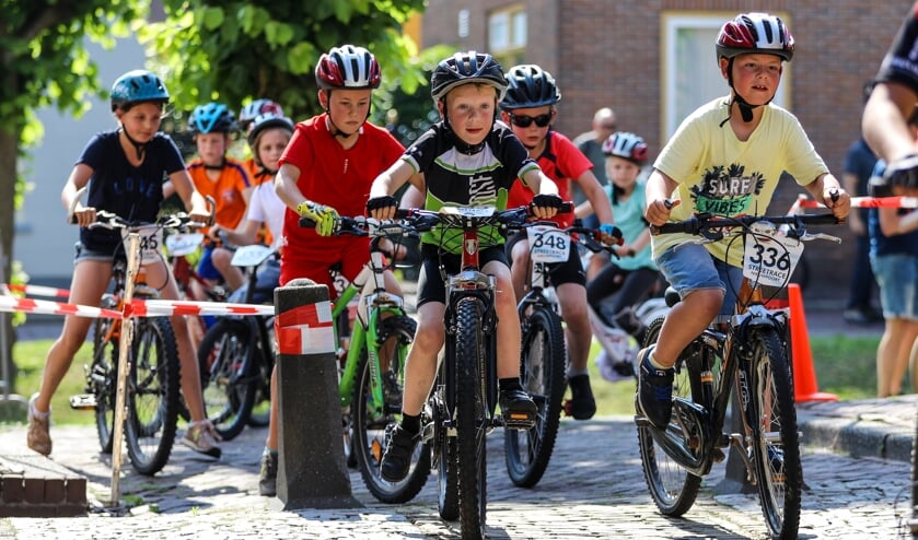 • De basisschooljeugd in één van de smalle straatjes van de Nieuwpoortse binnenstad.