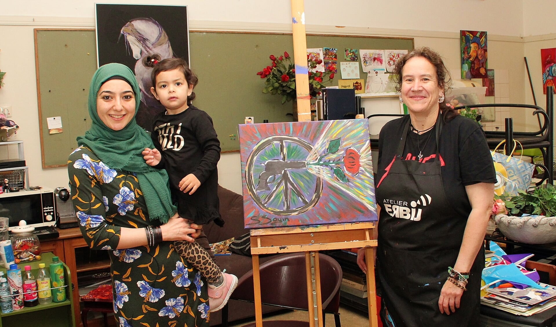 • Selma met haar dochter bij een van haar schilderijen. Rechts Miek Asselman.