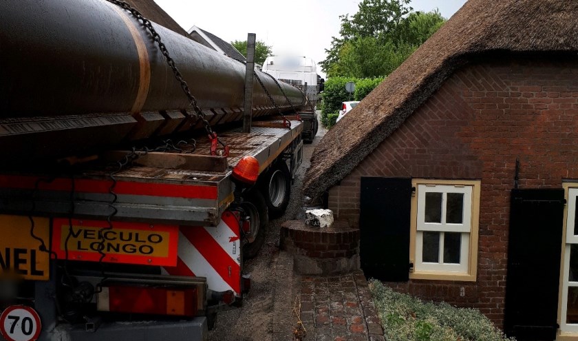 • Het zwaar transport zorgde voor problemen op de dijk.