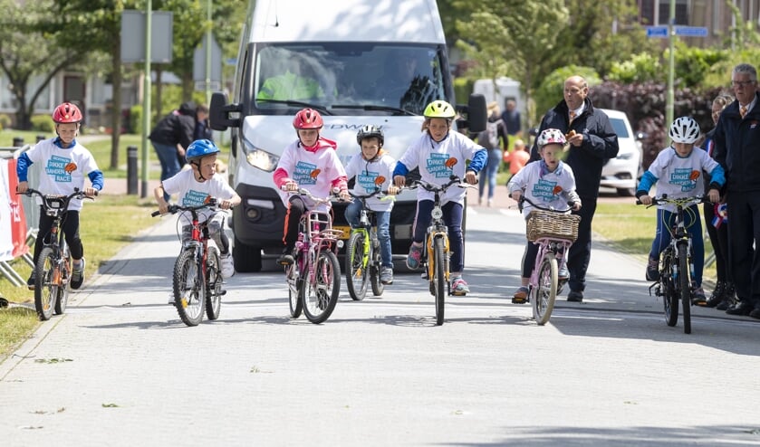 • De deelnemers aan de Dikke Banden Race gaan van start.