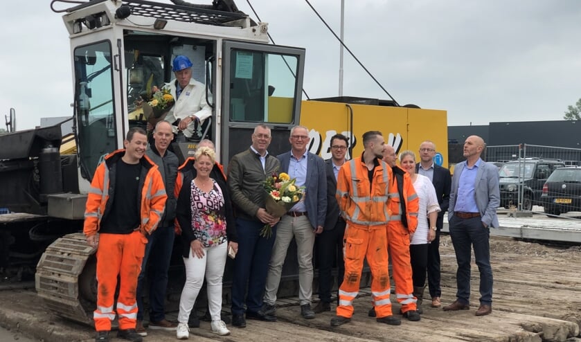 • Kooijman Senior sloeg de eerste paal samen met het team.