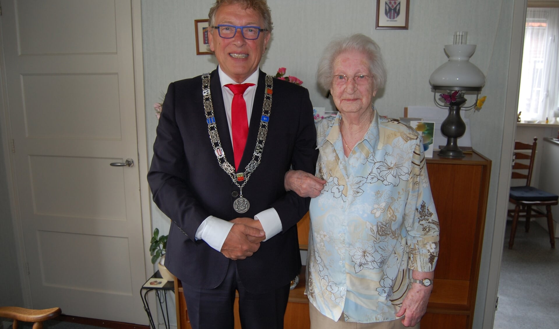 • Burgemeester Harry Keereweer ging de jarige feliciteren.