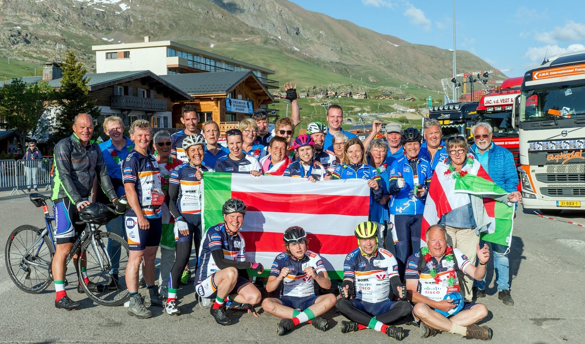• Team Noordeloos na de finish van Alpe d'HuZes.
