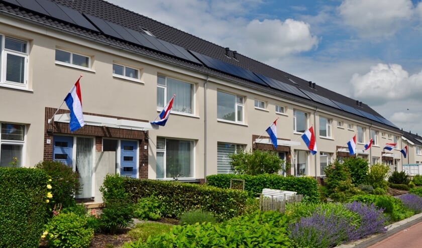 • De vlag ging uit tijdens de oplevering van de woningen in Lageweg.