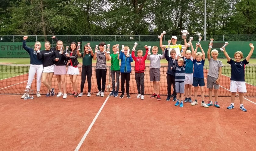 • De winnaars op de tennisbaan.