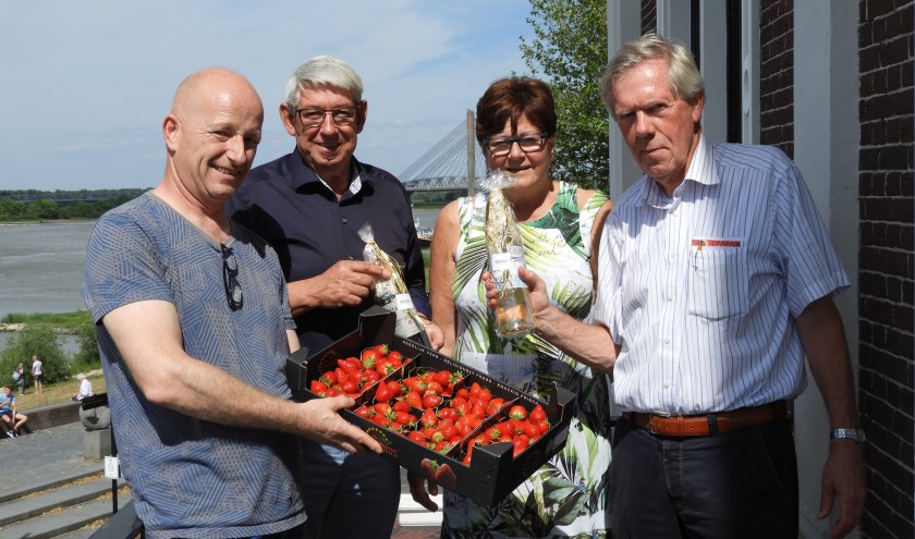 V.l.n.r.: Maarten Coppens (Aardbeiendrive-commissie), René van Heeswijk en Marly Nieman, de winnaars en Harry Sanders (voorzitter ZBC).
