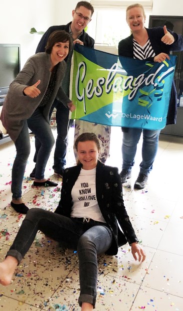 • Jill wordt thuis verrast met de mondelinge uitslag van het CE