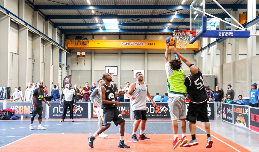 • In 2017 werd ook gebasketbald in de hal van Paul Meijering Stainless Steel.