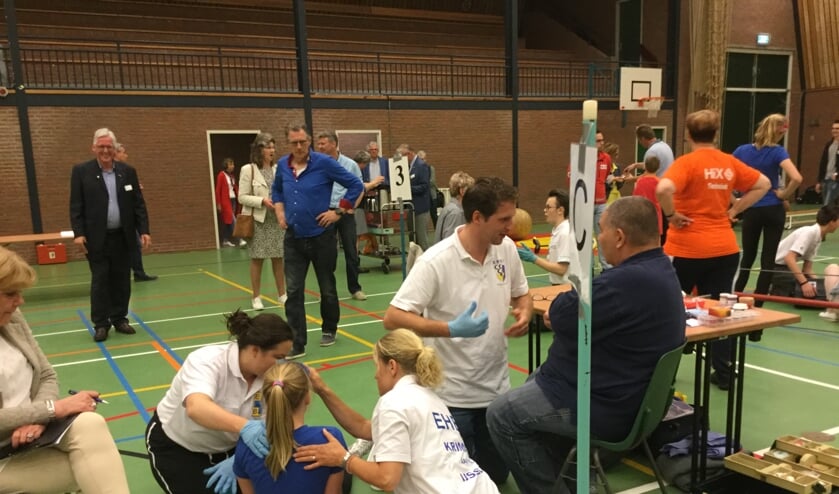 • Het Krimpense EHBO-team in actie tijdens de wedstrijd.